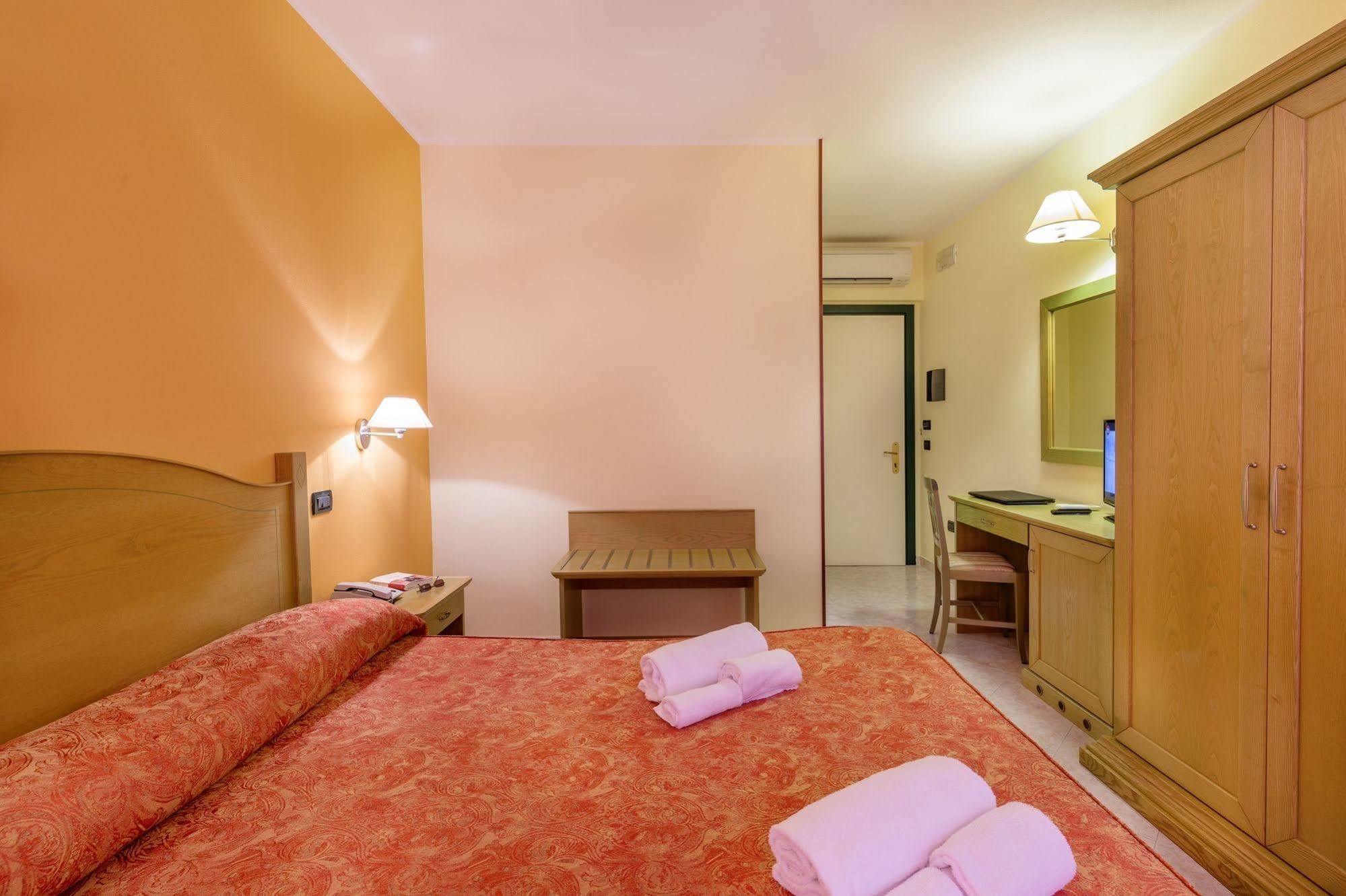 Hotel Rosa Dei Venti กัสเตลซาร์โด ภายนอก รูปภาพ